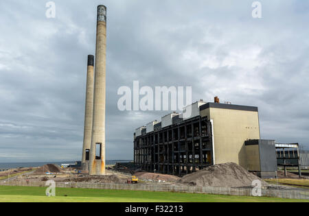 Schornsteine, Gebäude Kessel und Turbine Hall der Cockenzie Power Station, alles vorbereitet für den Abriss. Stockfoto