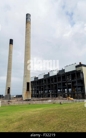 Schornsteine, Gebäude Kessel und Turbine Hall der Cockenzie Power Station, alles vorbereitet für den Abriss. Stockfoto