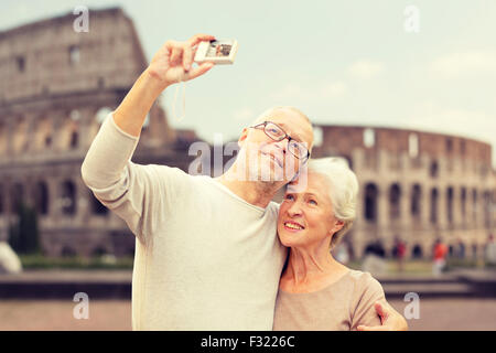 älteres paar fotografieren über Kolosseum Stockfoto