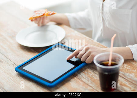 Frau mit TabletPC Kalorienzählen hautnah Stockfoto