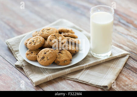 Nahaufnahme von Schokolade Haferflocken Cookies und Milch Stockfoto