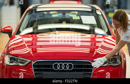 Ingolstadt, Deutschland. 28. Februar 2014. Ein Mitarbeiter prüft ein Audi A3 im Audi-Werk in Ingolstadt, Deutschland, 28. Februar 2014. Foto: Armin Weigel/Dpa/Alamy Live-Nachrichten Stockfoto