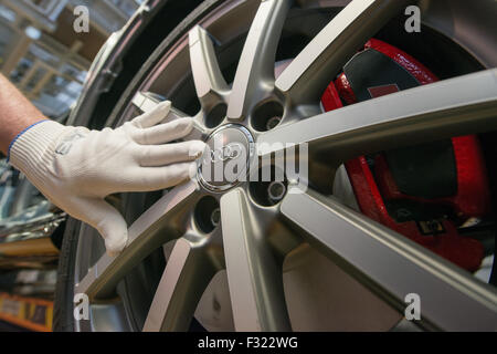 Ingolstadt, Deutschland. 28. Februar 2014. Ein Mitarbeiter arbeitet auf einem Audi A3 im Audi-Werk in Ingolstadt, Deutschland, 28. Februar 2014. Foto: Armin Weigel/Dpa/Alamy Live-Nachrichten Stockfoto