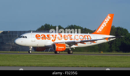 EasyJet Flugzeug G-EZAK, Airbus A319-111 auf der Landebahn am Flughafen Stansted Stockfoto