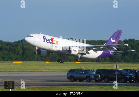 Ein FedEx-Frachtflugzeug landet auf der Landebahn am Flughafen Stansted Stockfoto