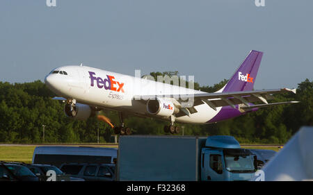 Ein FedEx-Frachtflugzeug landet auf der Landebahn am Flughafen Stansted Stockfoto