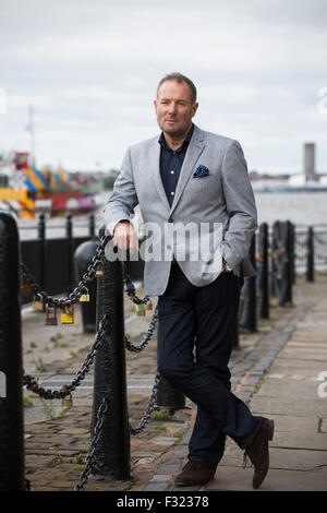 Ehemalige linke britische Politiker, Derek Hatton, in seiner Heimatstadt Liverpool abgebildet. Hatton ist ein ehemaliger Politiker, Sender, Bauträger, Geschäftsmann und after-Dinner-Speaker. Er sammelte nationale Prominenz als Kommunalpolitiker in Liverpool in den 1980er Jahren, wo er war stellvertretender Vorsitzender des Stadtrates, und ein Mitglied der militanten trotzkistischen Gruppe brachte ihn in Konflikt mit der Labour Party und die dann konservative Regierung von Margaret Thatcher. Stockfoto