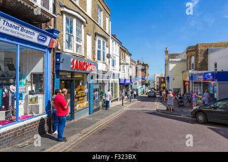 Zeigen Sie auf der hohen Straße in Richtung Meer, Broadstairs, Kent, England, UK an Stockfoto