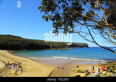 Viele Menschen genießen Wattamolla Lagune und Strand an der Küste von New South Wales südlich von Sydney, in der Royal National Park. Stockfoto