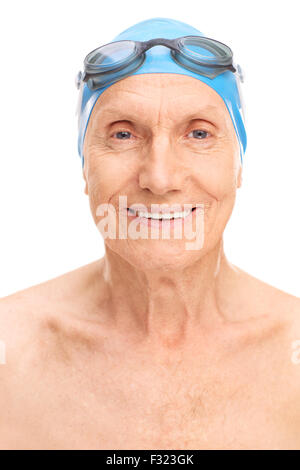 Close-up auf einen alten Mann mit einem blauen Badekappe und Schwimmbrille isoliert auf weißem Hintergrund schwarz Stockfoto