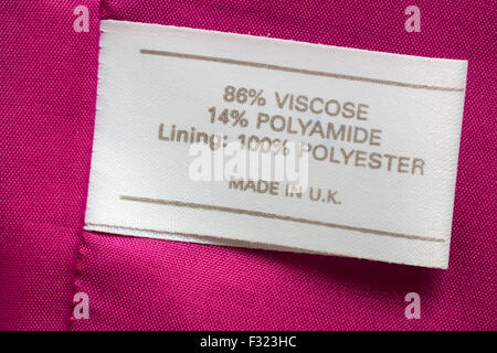 Label in rosa Kleid Gewand aus in Großbritannien besteht aus 86 % Viskose 14 % Polyamid, Futter 100 % polyester Stockfoto