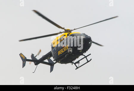 Metropolitan Polizei-Hubschrauber, Kawasaki-Eurocopter EC-145 schwebt über dem Flugplatz am Flughafen Stansted Stockfoto