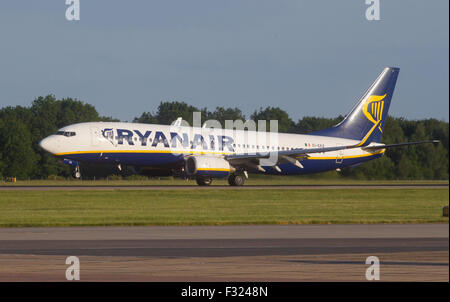 Ryanair-Flugzeug EI-EKZ, Boeing 737-8AS landet auf der Landebahn am Flughafen Stansted Stockfoto
