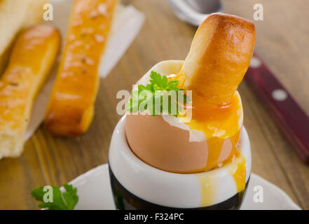 Weiches gekochtes Ei zum Frühstück serviert mit Brot. Selektiven Fokus Stockfoto