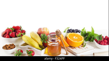 Frisches Obst, Honig und Beeren isoliert auf weiss. Gesunde Ernährung. Stockfoto