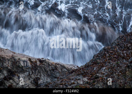 Wellen gegen die Klippen. Stockfoto