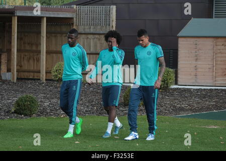 Cobham, Surrey, UK. 27. Sep, 2015. Die brasilianische Verbindung (Ramires, Willian und Kenedy) geben Sie den Trainingsplatz als Chelsea Football Club Spieler Zug Kredit für ihre Champions-League-Spiel gegen den FC Porto Morgen: Motofoto/Alamy Live News Stockfoto