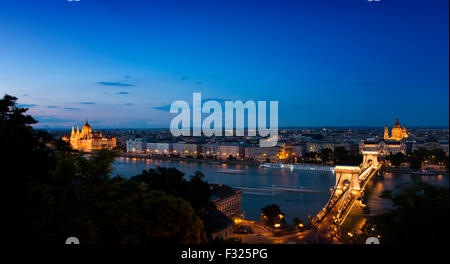 Abenddämmerung Schuss vom königlichen Palast des Széchenyi Kettenbrücke, Donau, Budapest, Ungarn Stockfoto