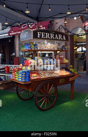 Ein Wagen mit italienischen Lebensmitteln für den Verkauf außerhalb Ferraras Bäckerei & Café auf dem San Gennaro Festival in New York City Stockfoto