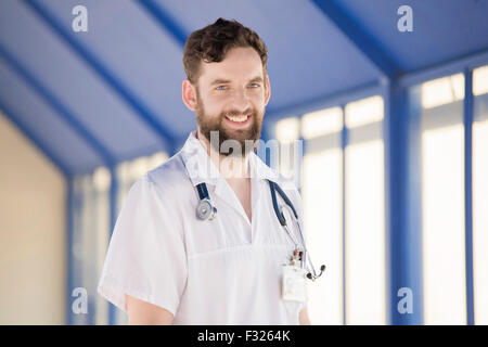Lächelnd, glücklich der männlichen Arzt aus Fakultätskrankenhaus Krankenhaus in Prag, Tschechische Republik Stockfoto