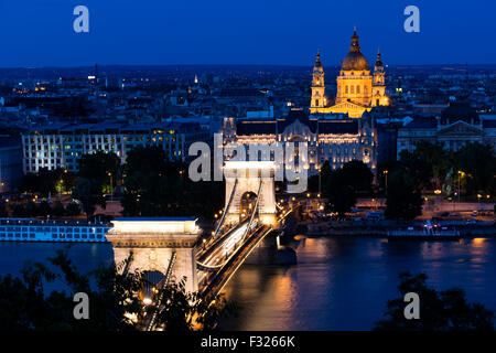 Budapest, Dämmerungsaufnahme vom Königspalast Szechenyi, Kettenbrücke, Gresham Palast, Ungarn, Donau, St. Stephans Basilika Stockfoto