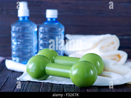 Fitness Geräte Hanteln auf dem Holztisch Stockfoto