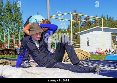 Fallschirmspringer - 2014. Verpackung von Fallschirmen. Stockfoto