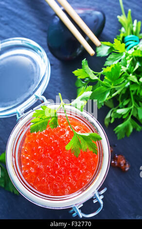 Rot-Lachs-Kaviar im Glas Bank und auf einem Tisch Stockfoto