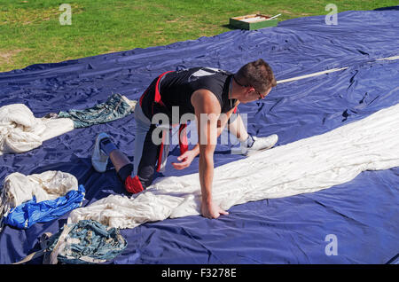 Fallschirmspringer - 2014. Verpackung von Fallschirmen. Stockfoto