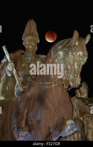 Koblenz, Deutschland. 28. Sep, 2015. Der voll Blutmond hinter der Statue von Kaiser Wilhelm auf dem Pferderücken, in Koblenz, Deutschland, 28. September 2015. Foto: THOMAS FREY/DPA/Alamy Live-Nachrichten Stockfoto