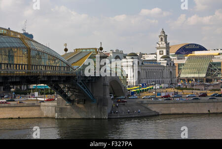 Moskau - 14. August 2010: Kiewer Bahnhof, wurde 1918 errichtet und Brücke von Bogdan Khmelnitsky (oder Kievski) Stockfoto