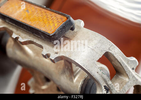 Teil eines Fahrrades, Detail von einem Pedal, leuchtend orange Teil genannte Katzenaugen. Stockfoto