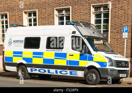 Norfolk Constabulary Volkswagen Polizeiwagen parkten außerhalb Polizeistation King's Lynn, Norfolk. Stockfoto