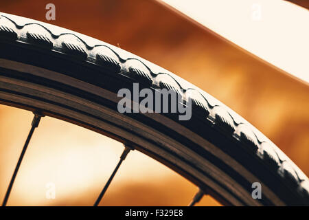 Details ein Fahrrad-Rad, Kaugummi und Rahmen mit verschwommenen Licht in den Rücken. Stockfoto