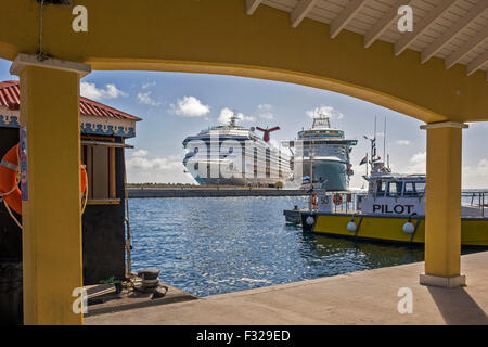 Kreuzfahrt Schiffe gesehen vom Hafen Philipsburg Saint Martin West Indies Stockfoto