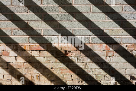 Schatten von einem Holz Dachstuhl auf einer Blockwand. Stockfoto