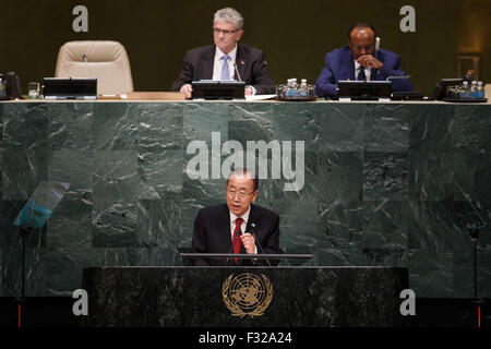 (150928)--NEW YORK, 28. September 2015 (Xinhua)--United Nations Secretary General Ban Ki-Moon (unten) spricht auf der 70. Tagung der UNO-Generalversammlung bei den Vereinten Nationen in New York, USA, am 28. September 2015. Die Generaldebatte der 70. Tagung der Generalversammlung der Vereinten Nationen startete in der General Assembly Hall der Hauptsitz der UNO in New York am Montag. (Xinhua/Li Muzi) Stockfoto
