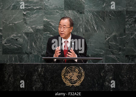 (150928)--NEW YORK, 28. September 2015 (Xinhua)--United Nations Secretary General Ban Ki-Moon spricht auf der 70. Tagung der UNO-Generalversammlung bei den Vereinten Nationen in New York, USA, am 28. September 2015. Die Generaldebatte der 70. Tagung der Generalversammlung der Vereinten Nationen startete in der General Assembly Hall der Hauptsitz der UNO in New York am Montag. (Xinhua/Li Muzi) Stockfoto