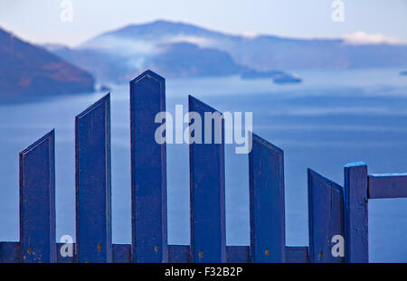 Bild von einem blauen Holztor, häufig in Griechenland gesehen. Stockfoto