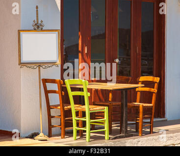 Bild von einem kleinen Straßencafé in Griechenland. Stockfoto