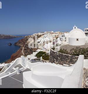 Bild von dem malerischen Dorf Oia auf Santorin. Stockfoto