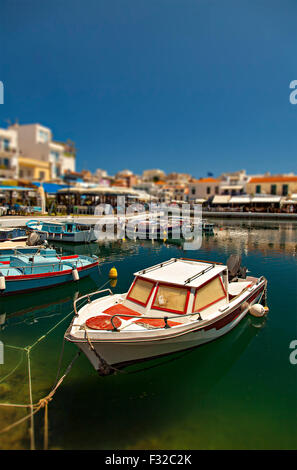 Bild von kleinen Booten in einem Hafen Agios Nikolaos. Kreta, Griechenland. Stockfoto