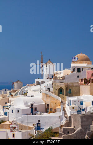 Bild von der berühmten Windmühlen von Santorini. Stockfoto