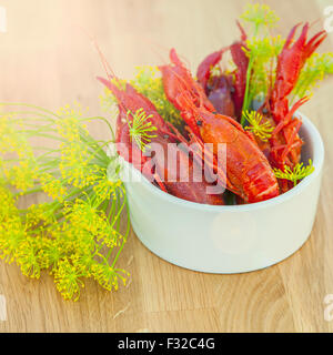 Schüssel von Krebsen in der Sonne. Stockfoto