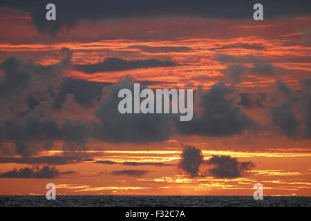 Blick auf Wolken über Meer bei Sonnenaufgang, in der Nähe von Minami Iwo Jima, Iwo Inseln, Ogasawara-Inseln, Japan, Mai Stockfoto