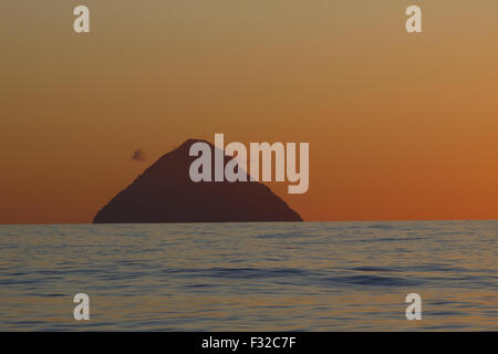 Ansicht der aktiven Vulkaninsel Silhouette bei Sonnenuntergang, Iwo Inseln, Minami Iwo Jima, Ogasawara-Inseln, Japan, Mai Stockfoto