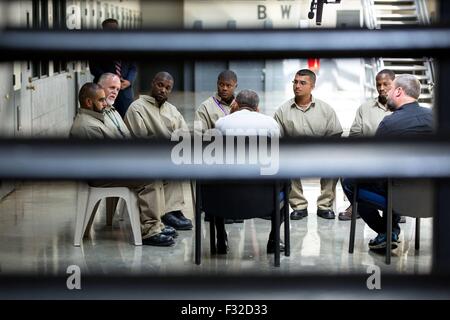 US-Präsident Barack Obama trifft sich mit einer Gruppe von Häftlingen bei El Reno Federal Correctional Institution 16. Juli 2015 in El Reno, Oklahoma. Obama Reise war der erste Besuch von Präsident sitzenden zu einem Bundesgefängnis. Stockfoto