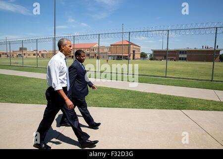 US-Präsident Barack Obama tourt Gefängnis Garten- oder El Reno Federal Correctional Institution mit Direktor Charles Samuels 16. Juli 2015 in El Reno, Oklahoma. Obama Reise war der erste Besuch von Präsident sitzenden zu einem Bundesgefängnis. Stockfoto