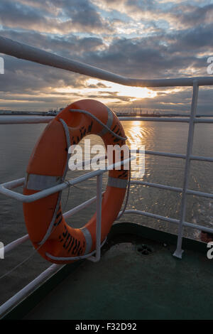 Ein Rettungsring auf der Fähre P & O, MS Pride of York Kreuzung zwischen Rumpf und Zeebrugge Stockfoto