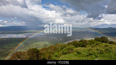 Panoramablick von Regenbogen am Ngorongoro Crater, Serengeti, Tansania von Ngorongoro Wildlife Lodge auf den Kraterrand Stockfoto